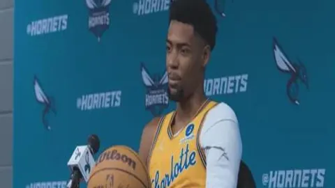 郑钦文首战对决前世界第三，战绩1胜2负形势略逊一筹。